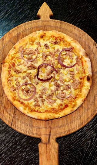 Tuna pizza