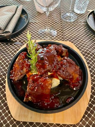 Marinirana svinjska rebra sa aromatizovanim krompirom + Coca-Cola