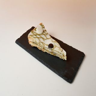 Pastel cordobés con pistacho (porción)