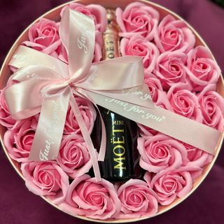 Подаръчна кутия с декоративни сапунени рози и моет мини розе #337
