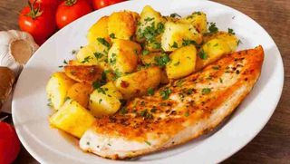 Petto di pollo grigliato con patate al forno