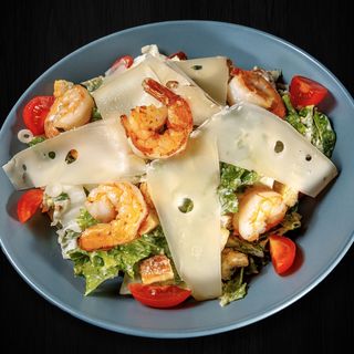 САЛАТ ЦЕЗАРЬ С КРЕВЕТКАМИ/SALATĂ CAESAR CU CREVEȚI