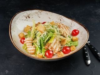 Салат "Цезарь" с курицей (200г)