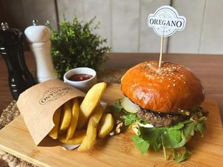 Burger z frytkami z batatów