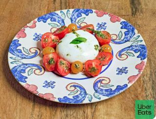 Burrata de la Puglia, tomatitos datterini y crema de trufa