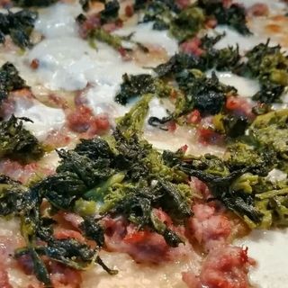 FOCACCIA AL TAGLIO  SALSICCIA FRIARIELLI MOZZARELLA