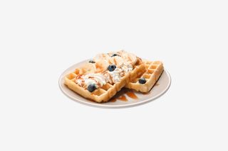 Waffles cu banane și piure de fructe de pădure