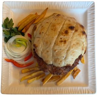 Gurmanska pljeskavica sa pomfritom