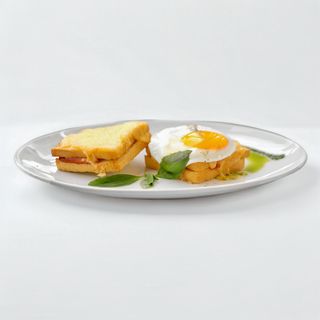 Сендвіч с шинкою, сиром та смажений яйцем 