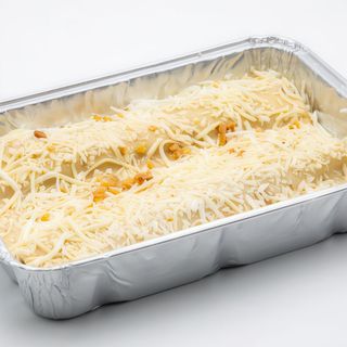 Canelón de pollo rustido con toping de almendra