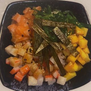 147.Poke salmón mango cangrejo y wakame
