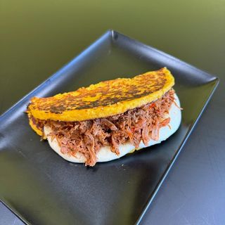 Cachapa mixta Carme mechada y queso de mano