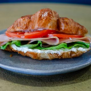 Croissant cu sunculita de porc