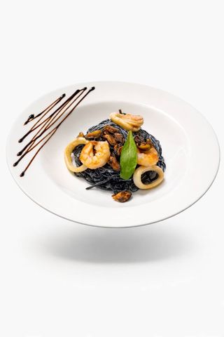 Чорна паста з морепродуктами