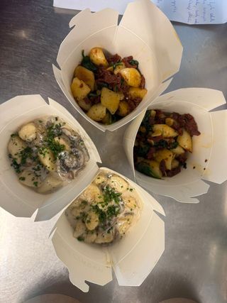 Kopytka z kurczakiem i szpinakiem w sosie śmietanowym