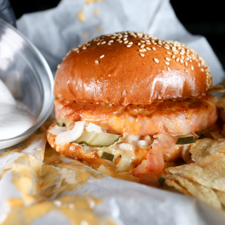 ROQUEFORT SPLASH BURGER DE POLLO con PATATAS FRITASS