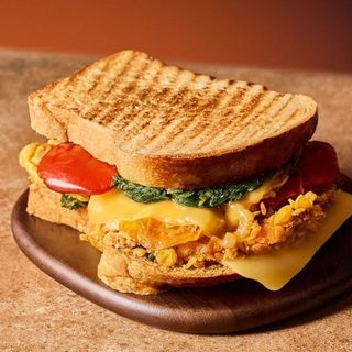 Tost brioche - kurczak sielski + cheddar + papryka grillowana