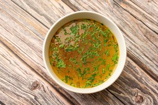 Supa clara de pui cu taitei de casa (chifla inclusa)