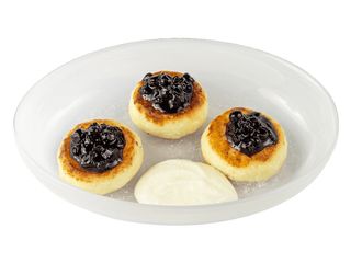 Сирники зі смородиною та домашнім йогуртом (220 g)