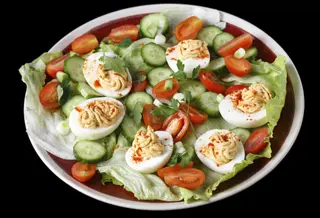 Ensalada De Huevos Rellenos