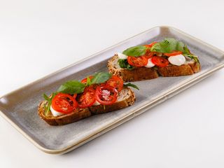 Брускети з сиром "Моцарела", томатами та базиліком (170г)