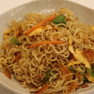 Fideo japoneses salteados