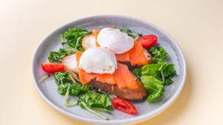 Яйцо "Пашот" на без дрожжевой брускетте с лососем