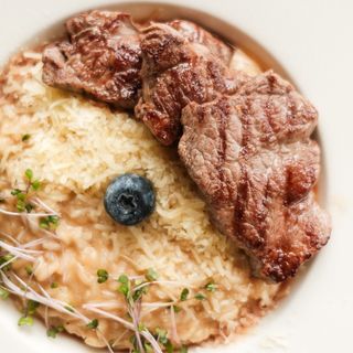 რიზოტო სტეიკის ნაჭრებით და დემიგლასის სოუსით