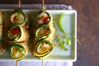 Spiedo di mozzarella avvolta da zucchina