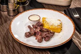 Pastrama de berbecut cu mamaliguta la jar