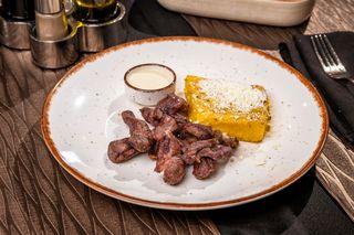 Pastrama de berbecut cu mamaliguta la jar