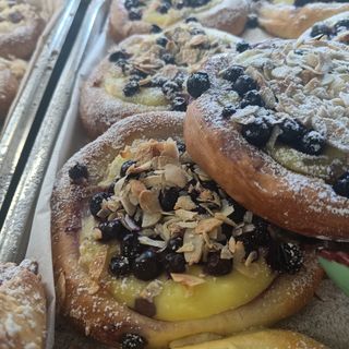 Drożdżówka z budyniem i czarną porzeczką