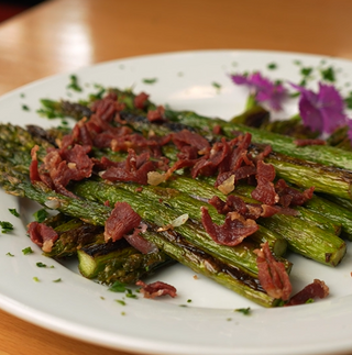 Trigueros a la plancha con virutas de jamón