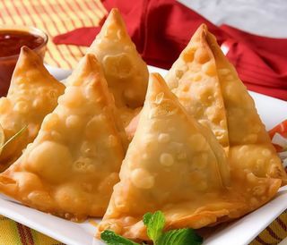 Plato samosa (4 uds.) + patatas + ensalada + lata