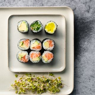 Hosomaki Łosoś pieczony w płatku sojowym, sos słodki kabayaki, sezam