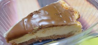 Porcion de tarta de queso con crema de lotus