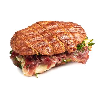 Bikini de Croissant con Ibérico, Mozzarella y Pesto