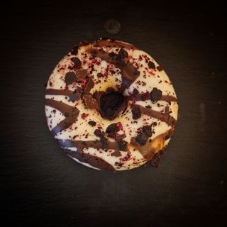 Donut cu umplutura de zmeura