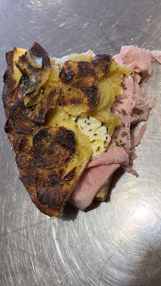 Focaccia patate-prosciutto cotto, mozzarella, olio EVO, origano