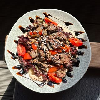 Салат теплий з телятиною, запеченими печерицями і перцем (330г)