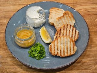 Щуча ікра зі збитим вершковим маслом та грінками (50/60/45g)