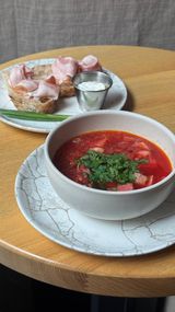 Домашній борщ зі сметаною та салом