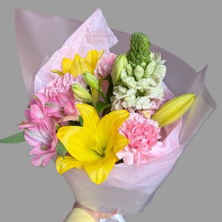 Bukiet wiosenny z lilią 