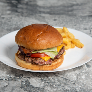 Hamburguesa Churrasco con ración de patatas fritas.
