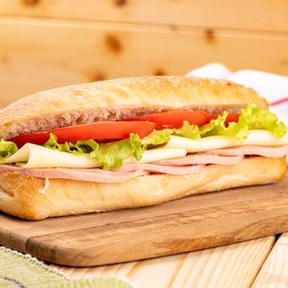 Сандвич с бяла чабата със свинска шунка, масло и гауда