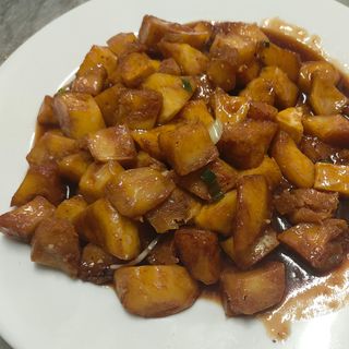 99. Задушени картофи в соев сос (600г)