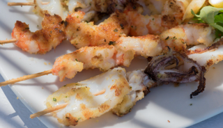 Seppie, spiedini e scampi