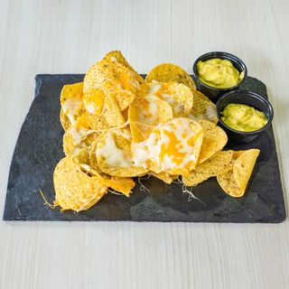 Nachos Con Queso Vegano Y Guacamole