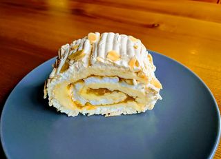 Меренговий рулет (манго) (160г)