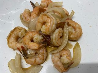 Caixa de Camaroes Salteados com Cebola